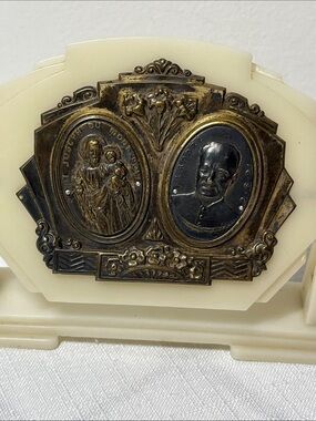 VINTAGE SAINT JOSEPH DU MONT ROYAL & FR ANDRE
Bakelite stand